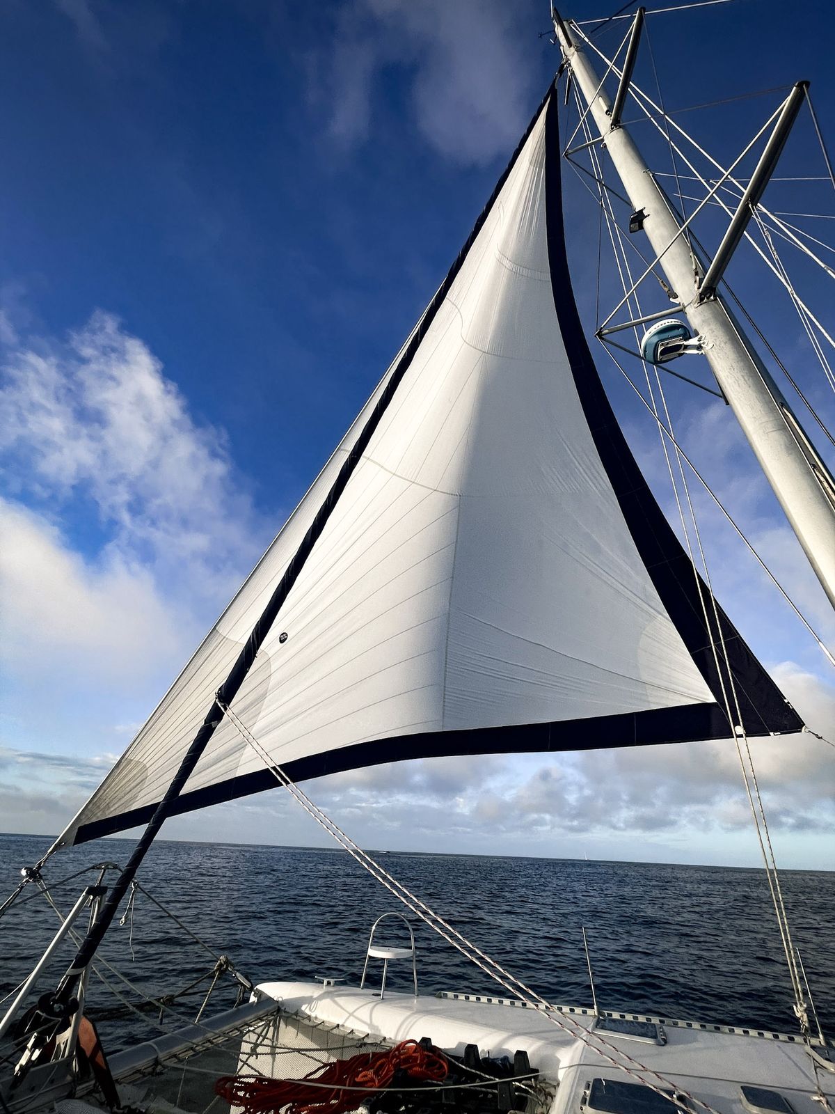 Voile gonflée sous un ciel bleu