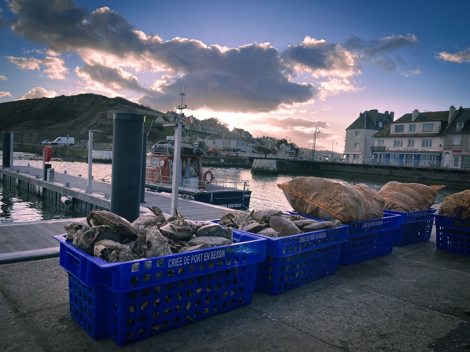 Caisses de la criée sur le quai de Port-en-Bessin