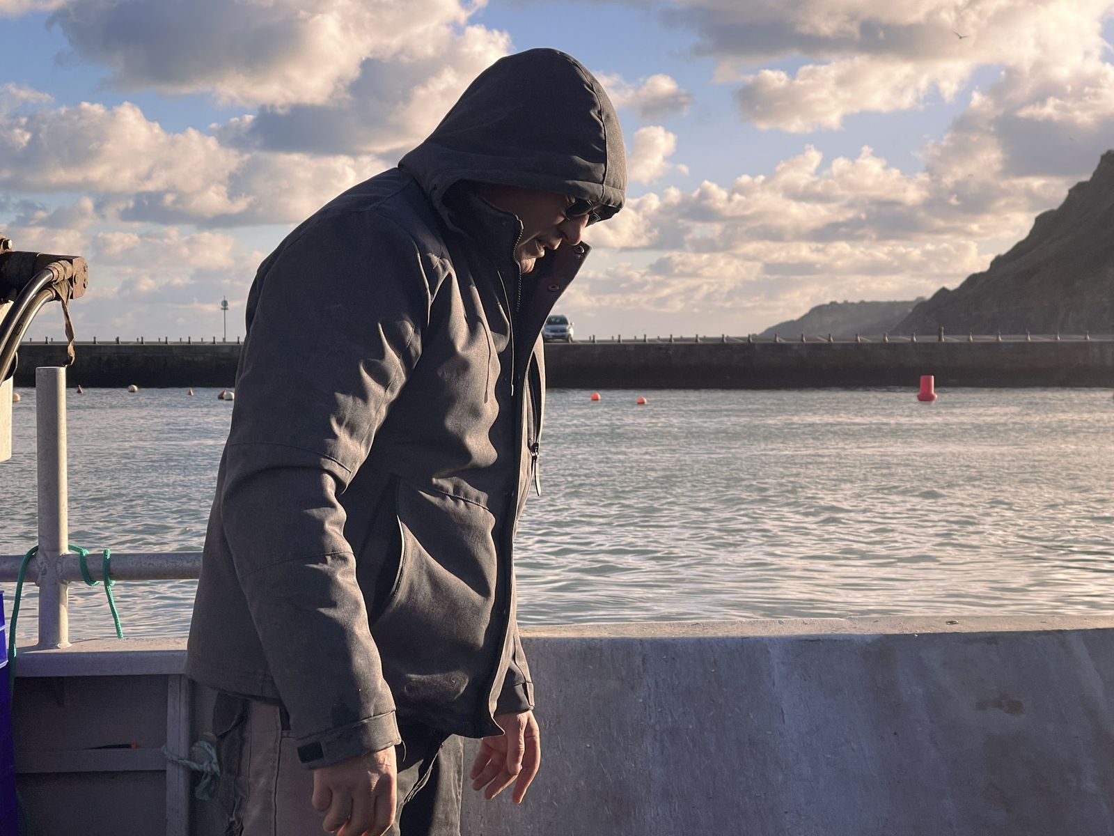 Pêcheur sur le quai de Port-en-Bessin au lever du jour