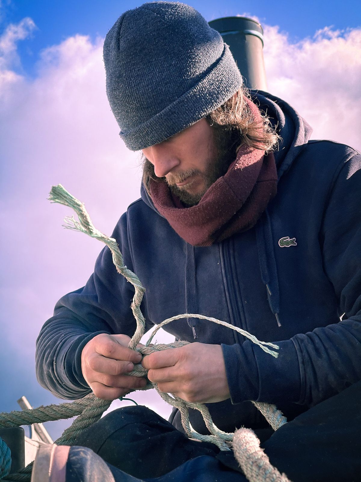 Pêcheur ramendant un cordage