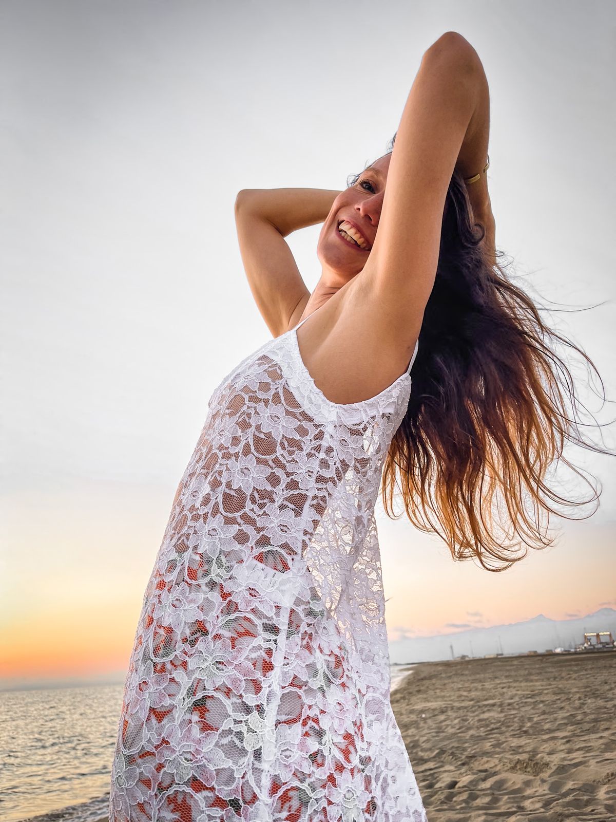 Robe en dentelle au coucher du soleil sur la plage