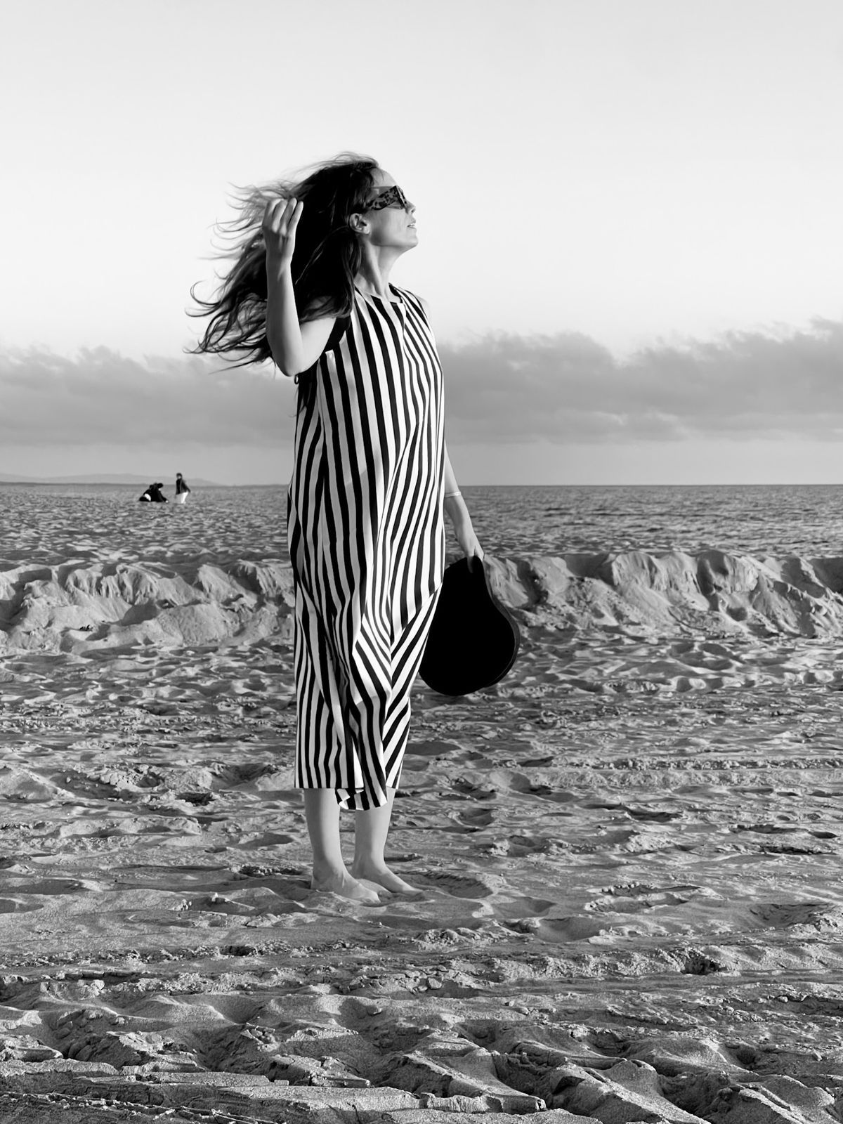 Robe rayée sur la plage, noir et blanc