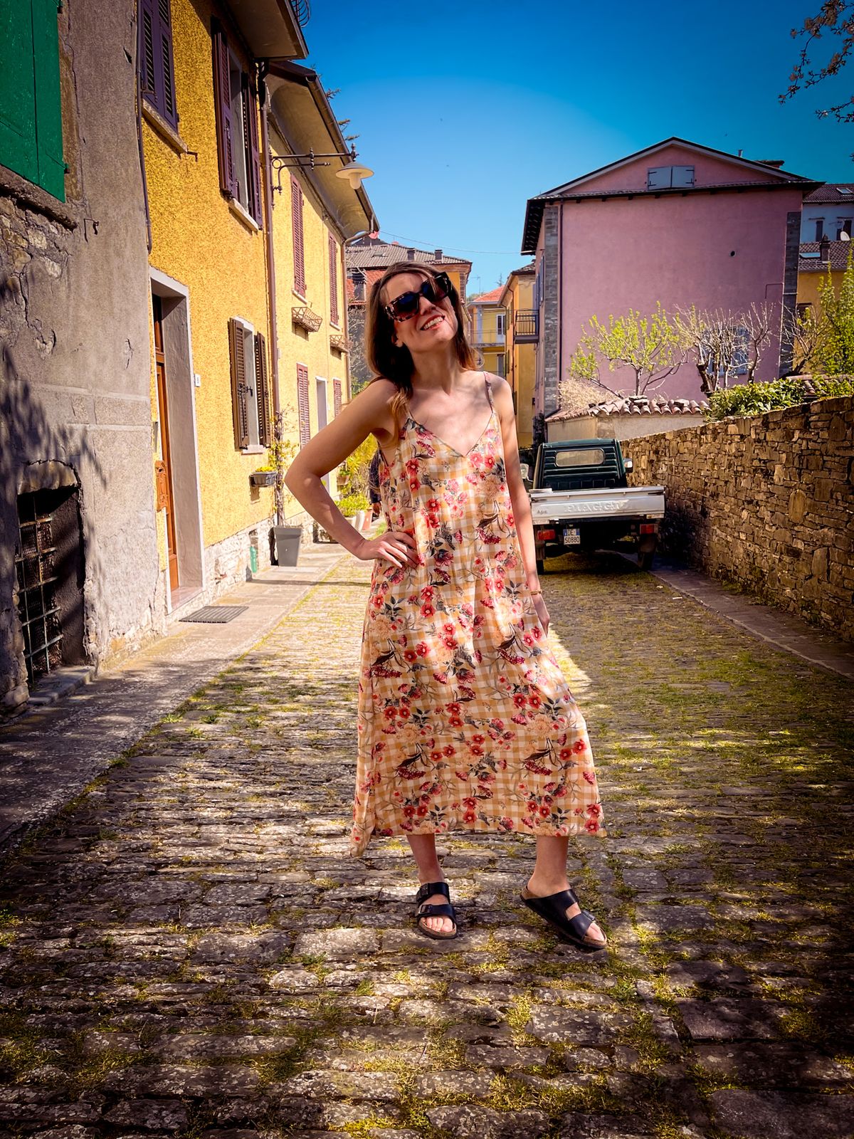 Robe fleurie dans une ruelle ensoleillée