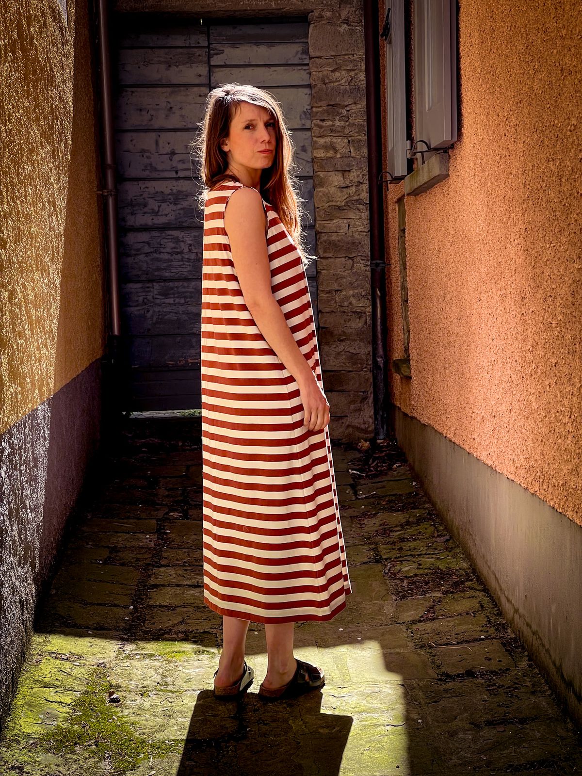 Robe rayée dans un passage ombragé