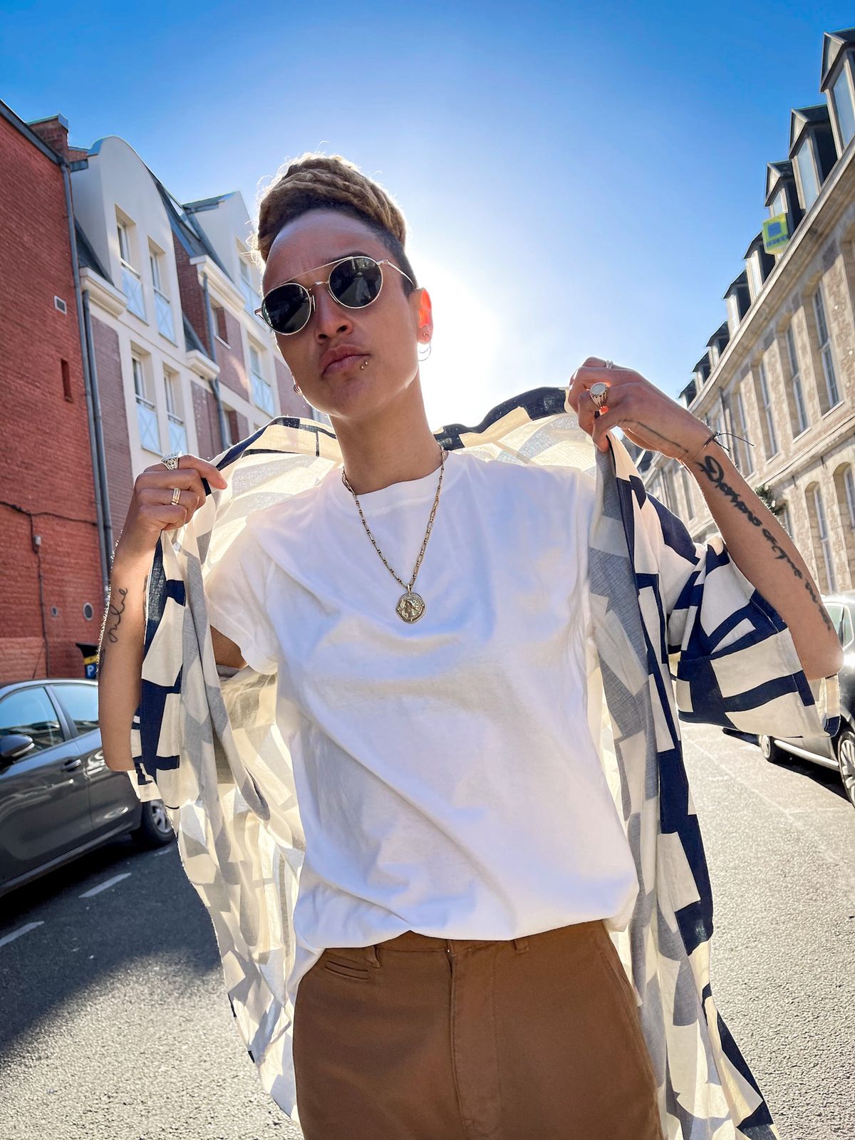 Chemise graphique en contre-plongée