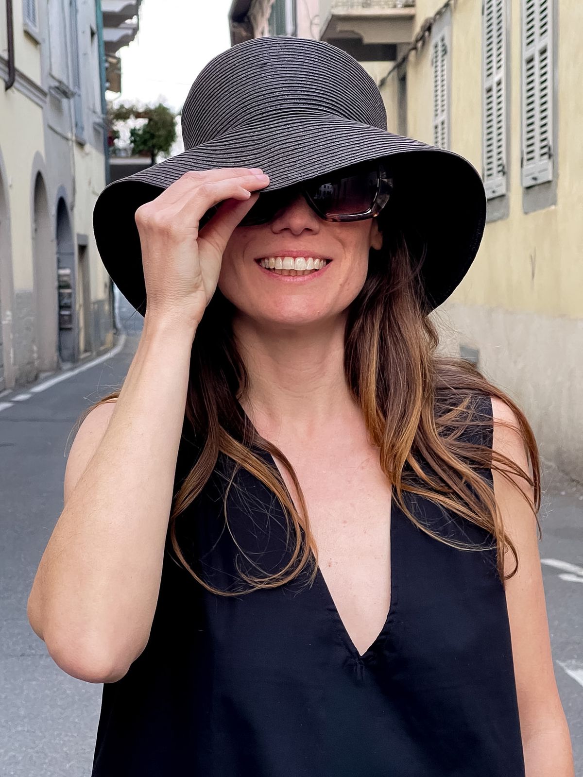Portrait au chapeau noir