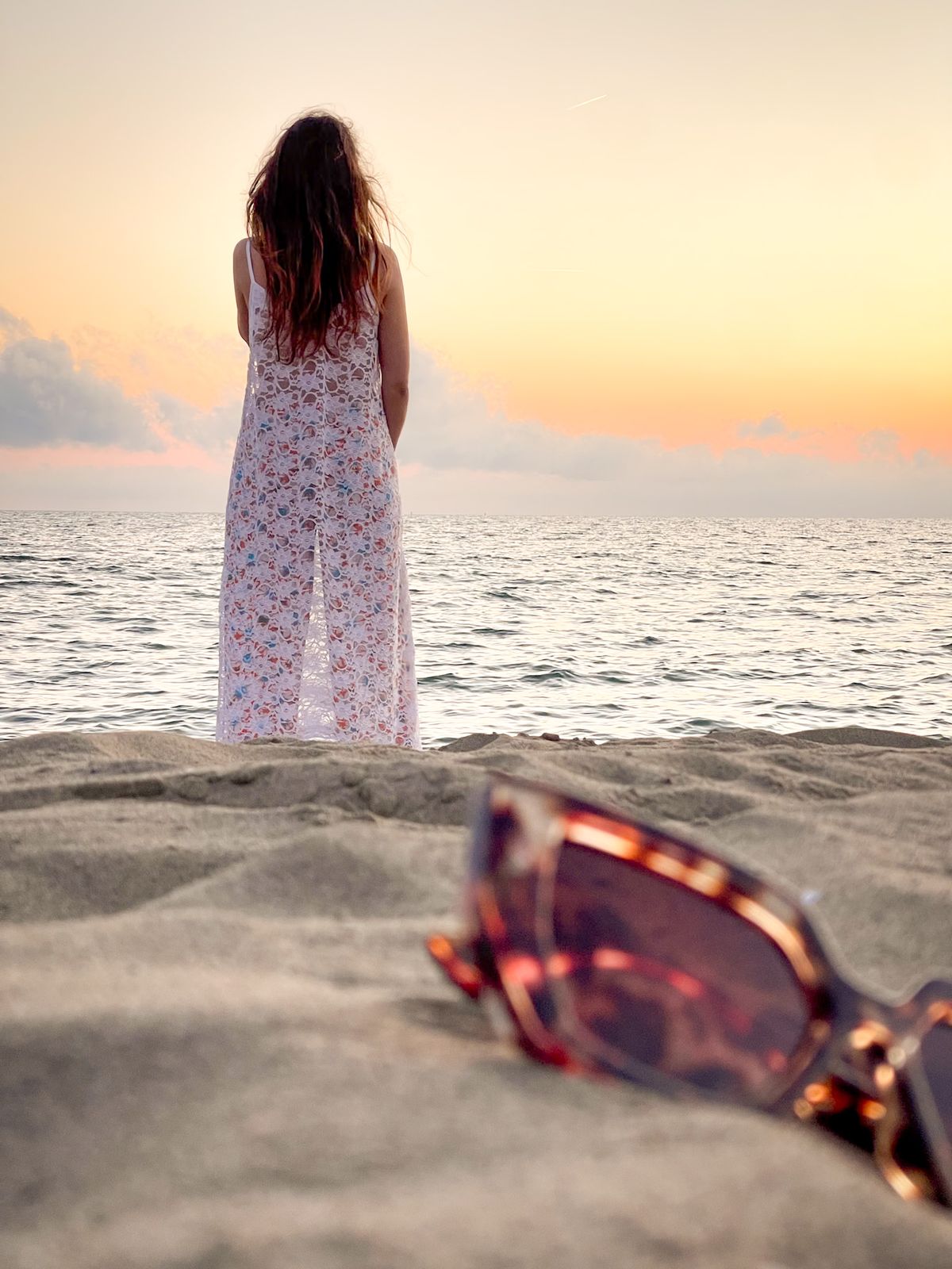 Robe blanche face à la mer au crépuscule