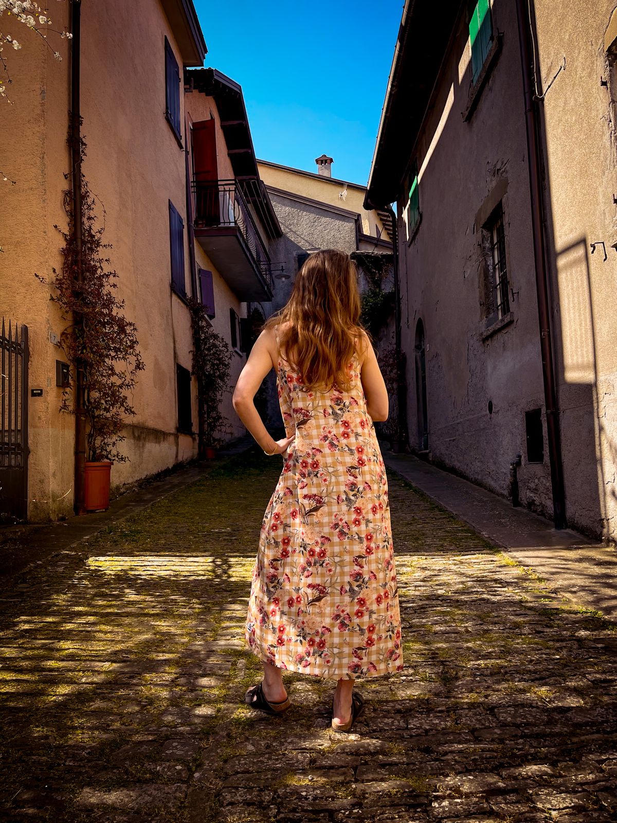 Robe fleurie dans une ruelle italienne