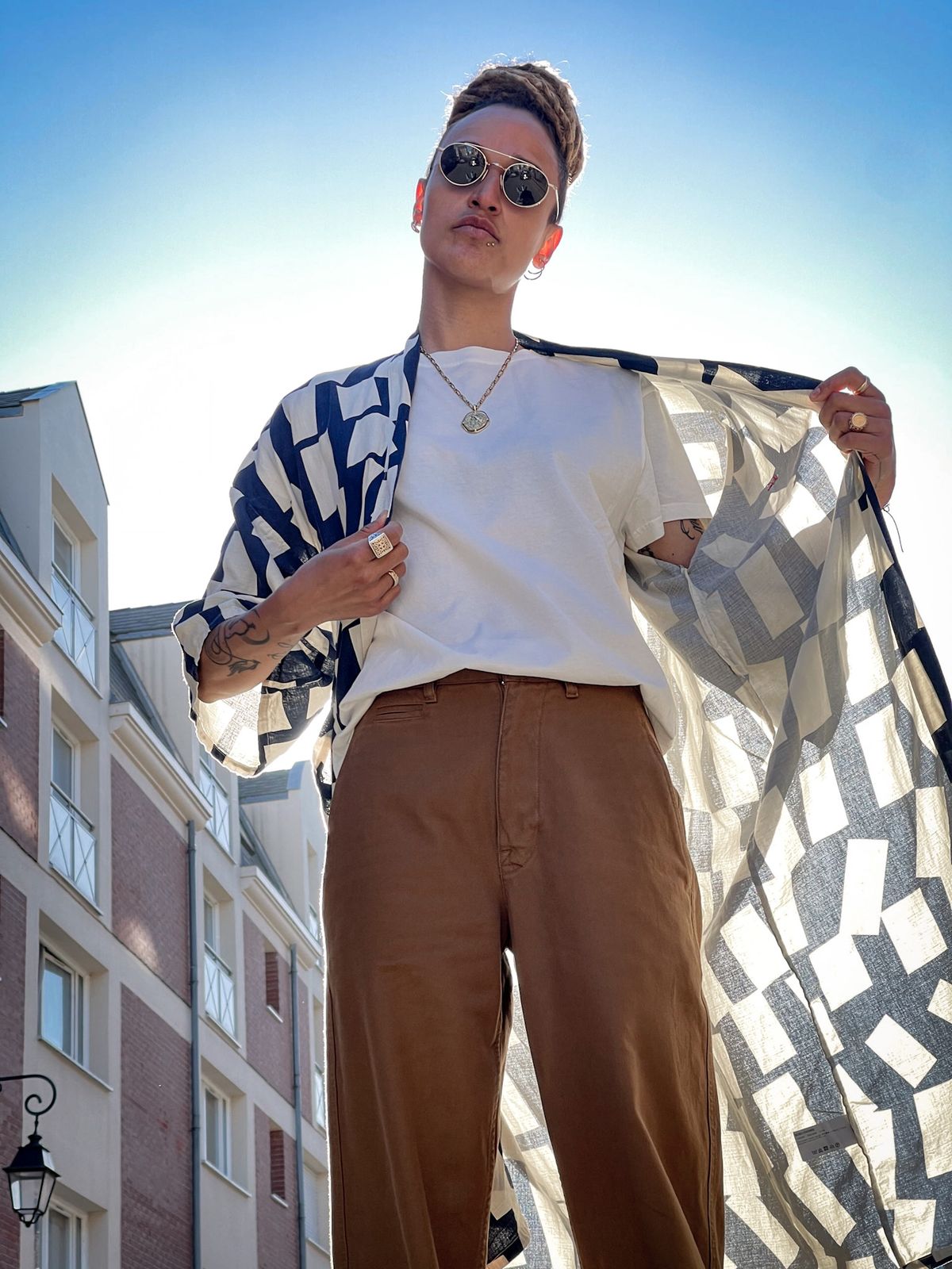 Kimono graphique ouvert, contre-plongée sur ciel bleu