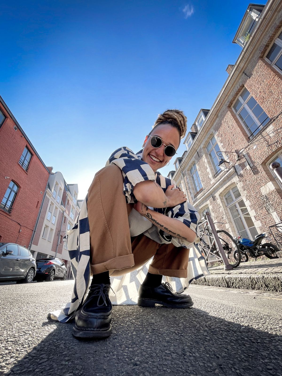 Pose accroupie en kimono graphique dans une rue