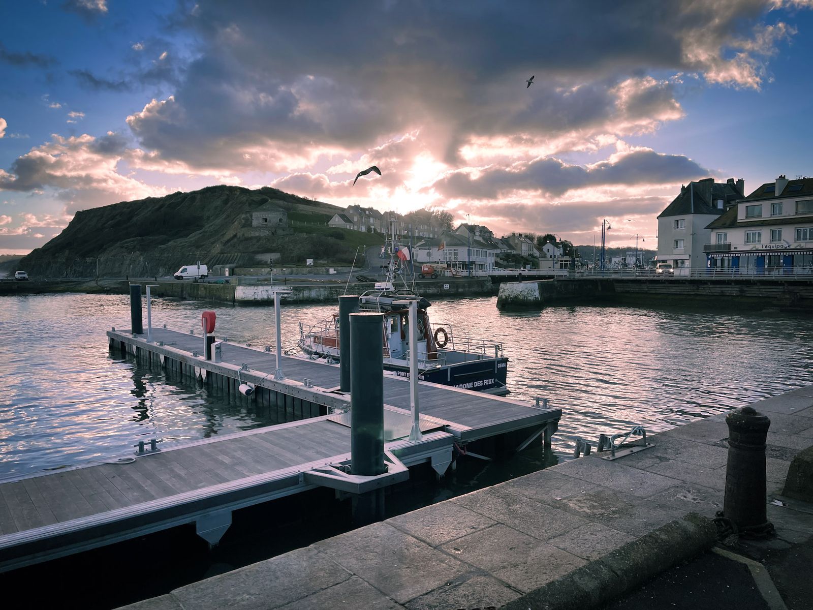 Port au coucher du soleil, pontons et maisons