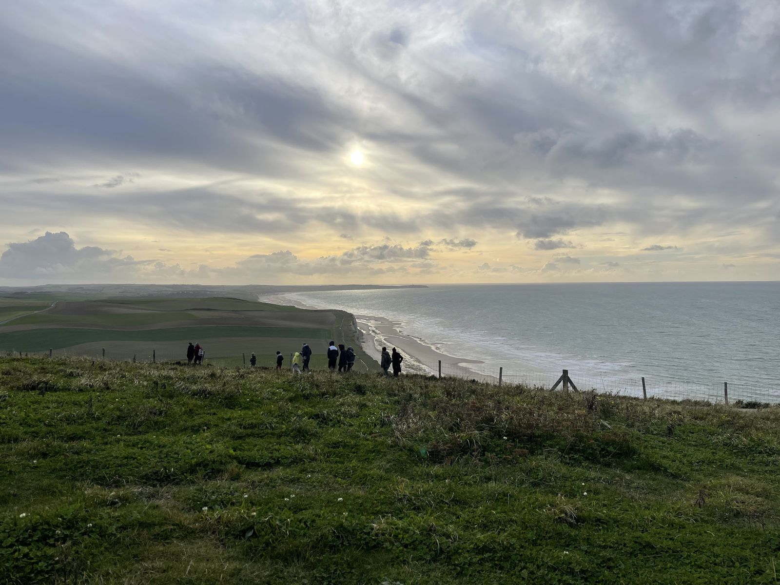 Promeneurs sur une falaise face à la mer