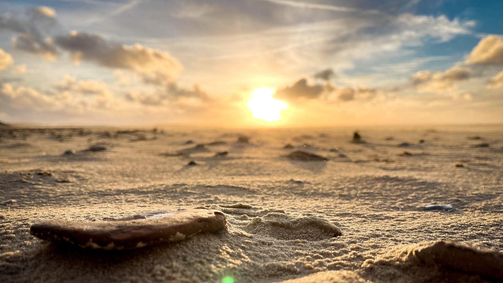 Soleil couchant sur une plage de rochers