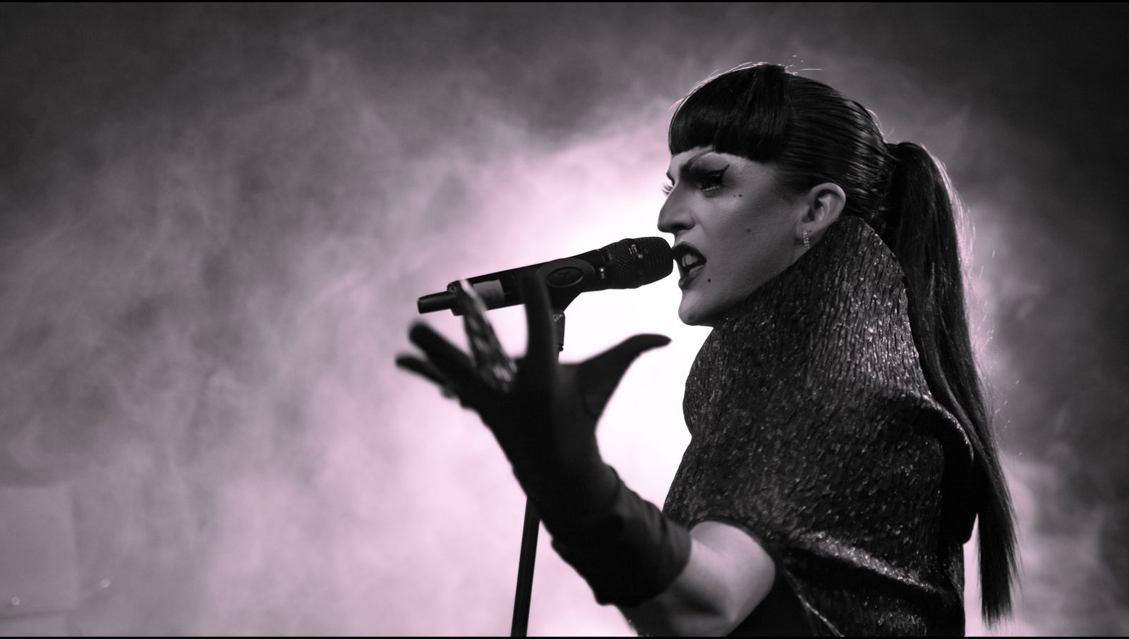 Chanteuse au micro en contre-jour
