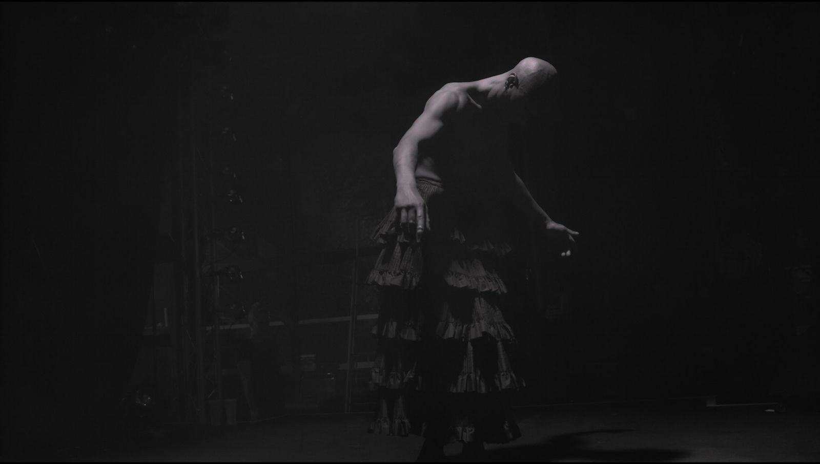 Danseuse dans la pénombre de la scène