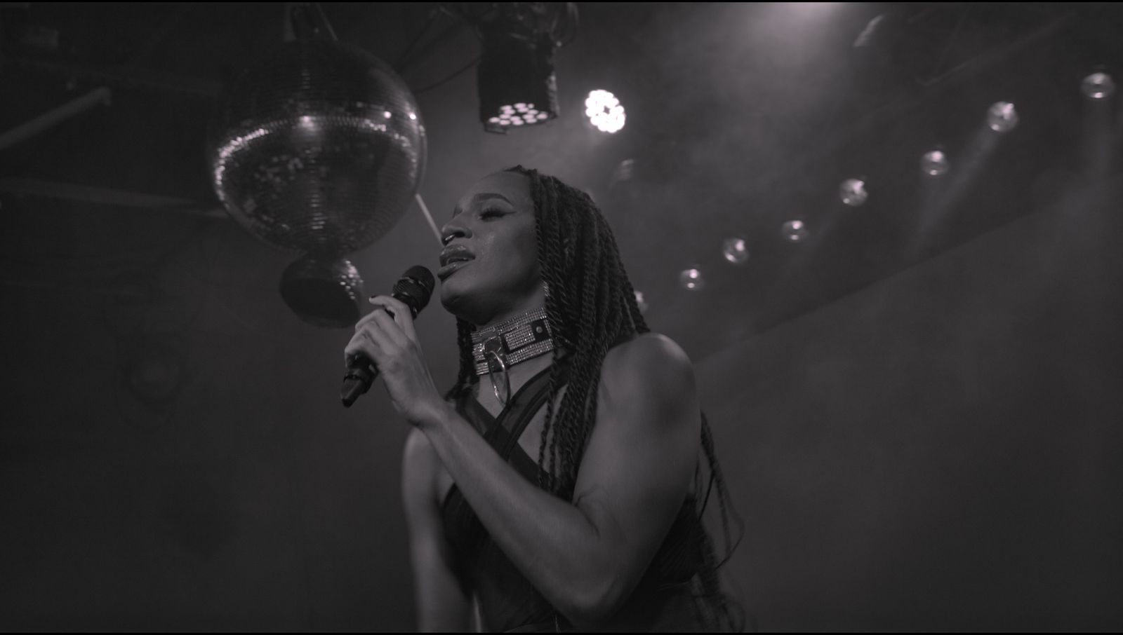 Chanteuse à genoux au micro