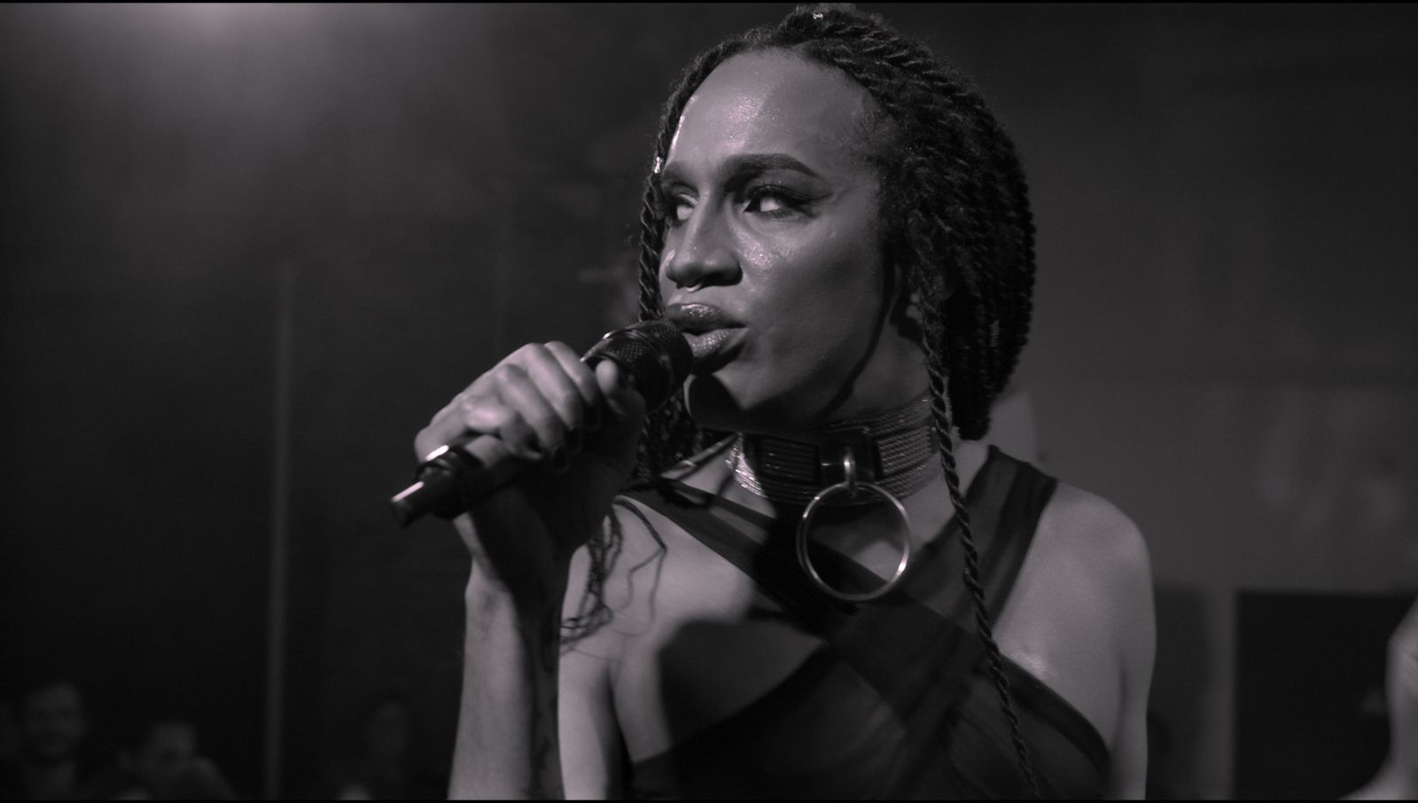 Chanteuse au micro, portrait serré