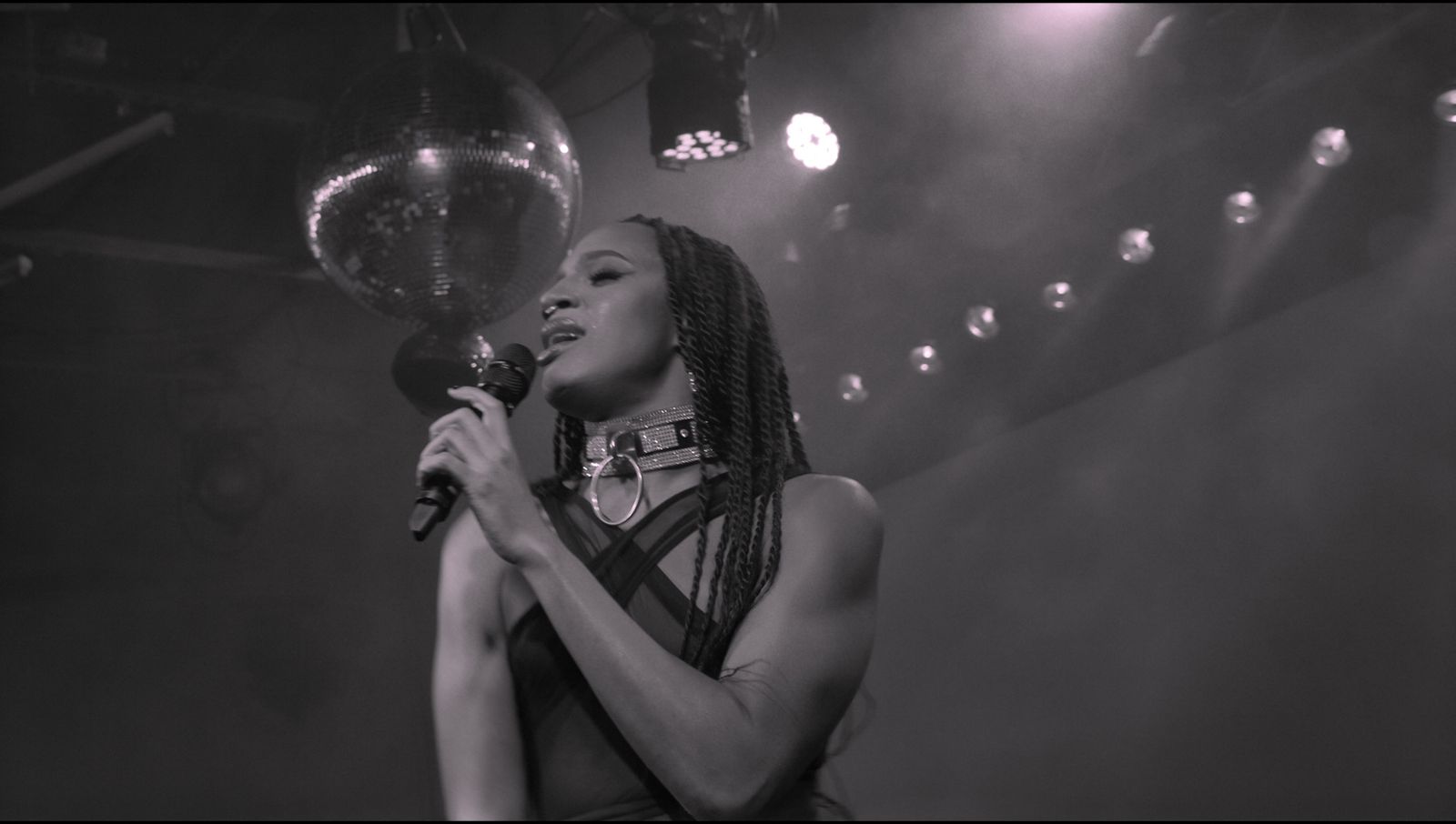 Chanteuse au micro sous les projecteurs