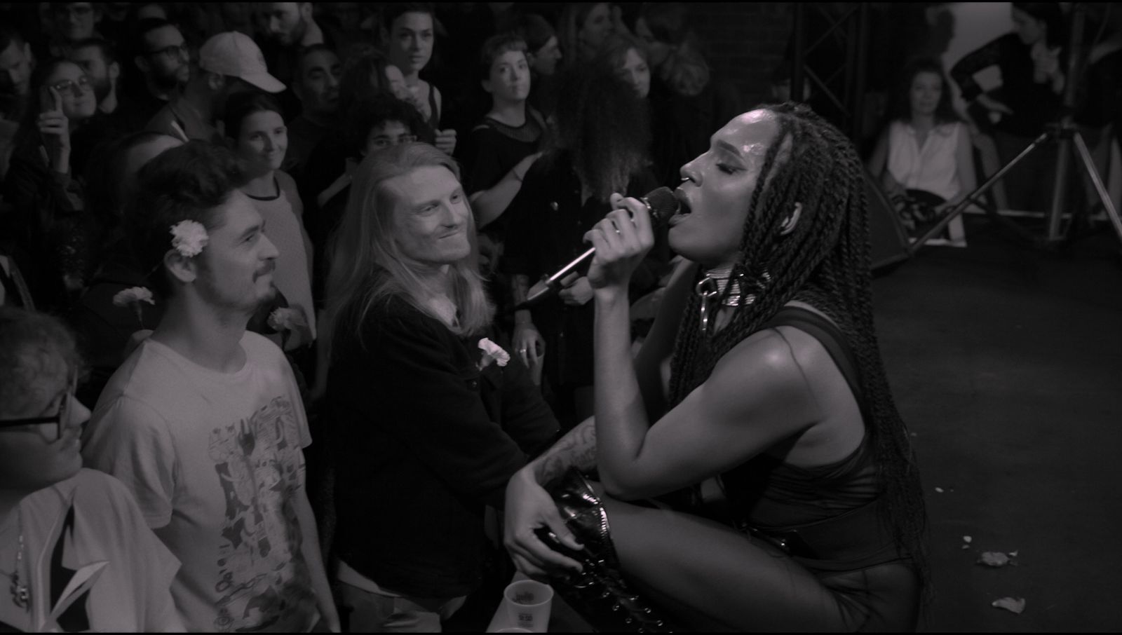 Chanteuse au milieu du public