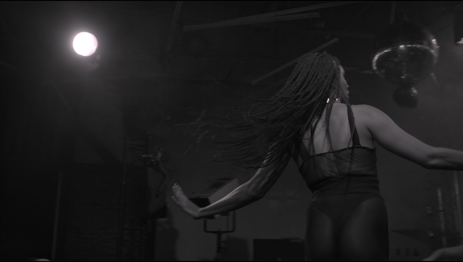 Danseuse de dos, cheveux en mouvement
