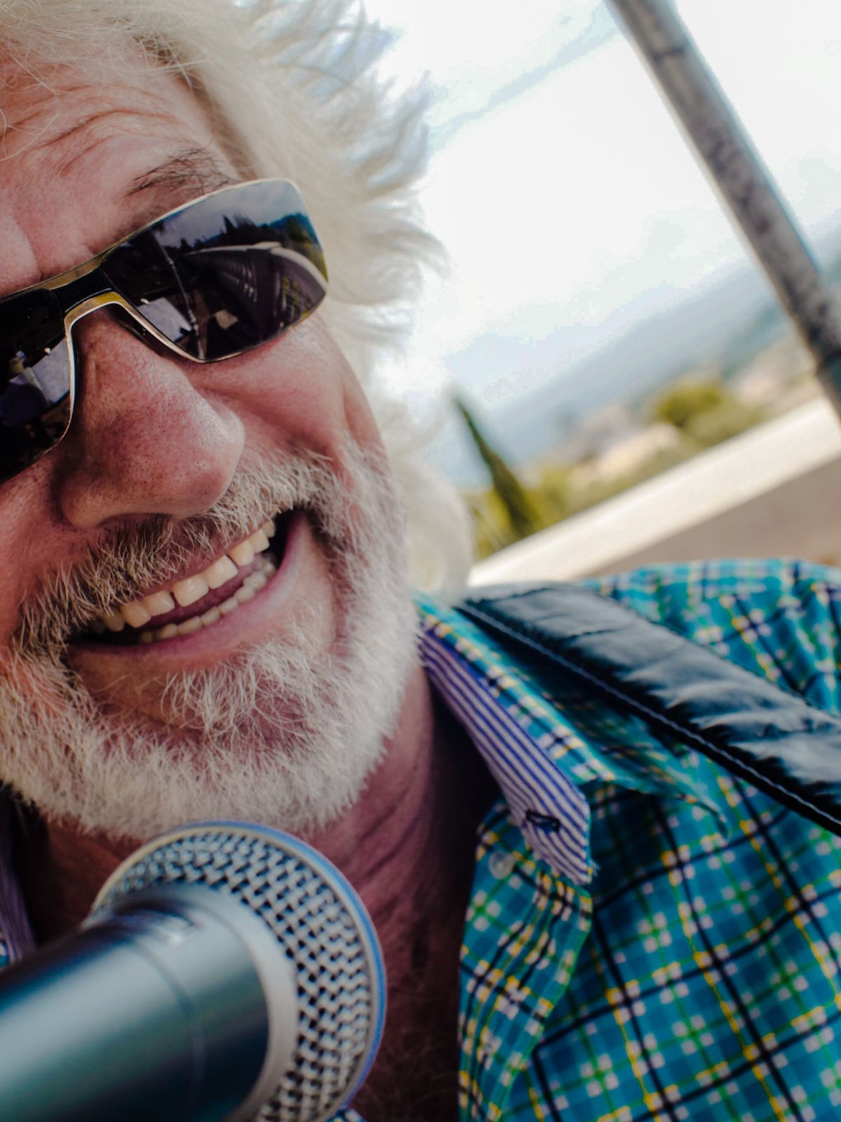 Musicien souriant au micro