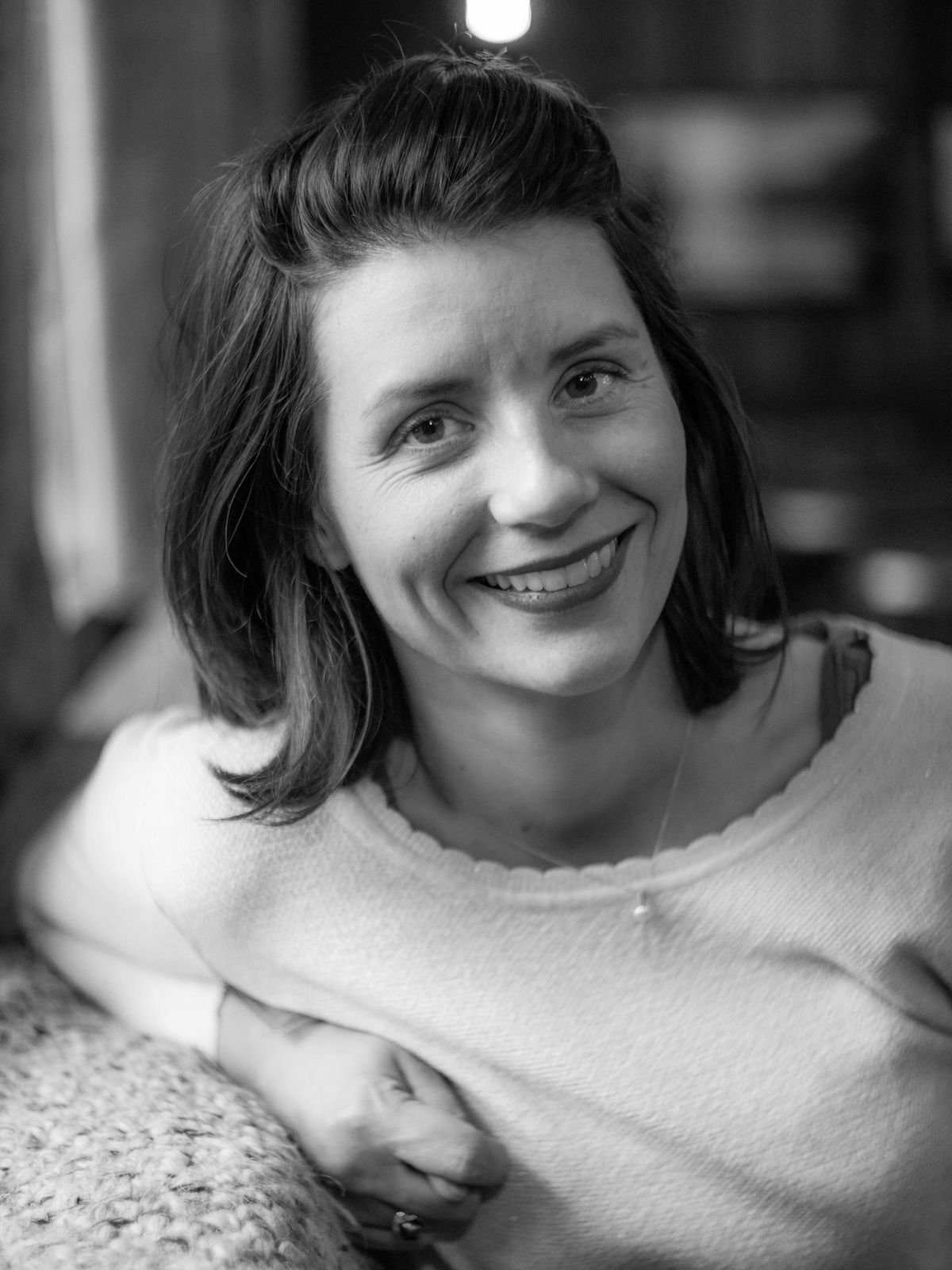 Portrait professionnel en noir et blanc, femme souriante