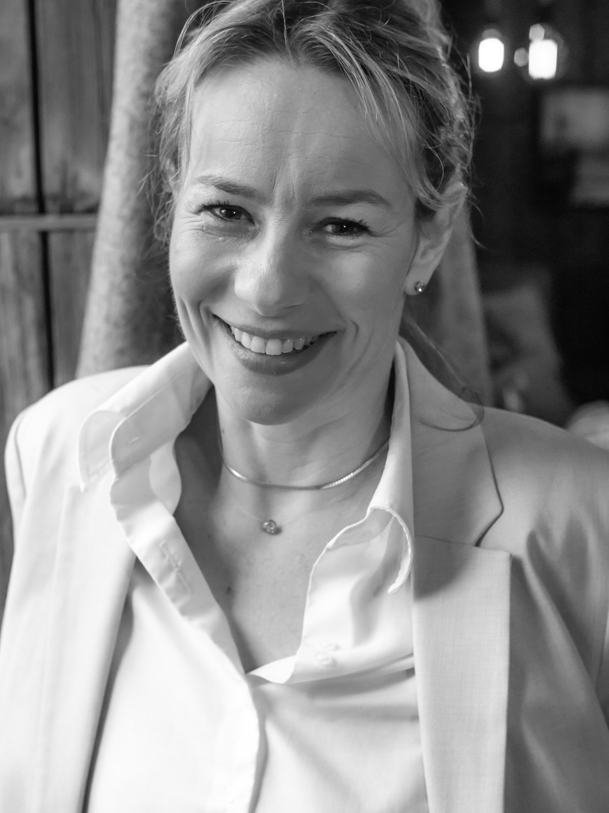 Portrait professionnel en noir et blanc, femme en veste claire