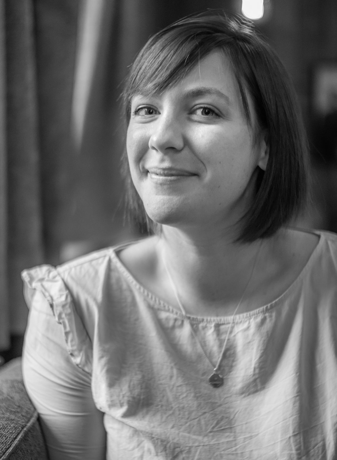 Portrait professionnel en noir et blanc, femme aux cheveux courts