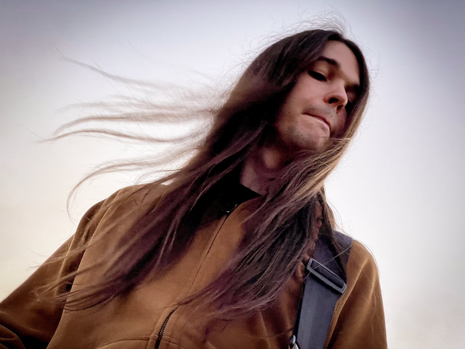 Jeune homme aux cheveux longs dans le vent