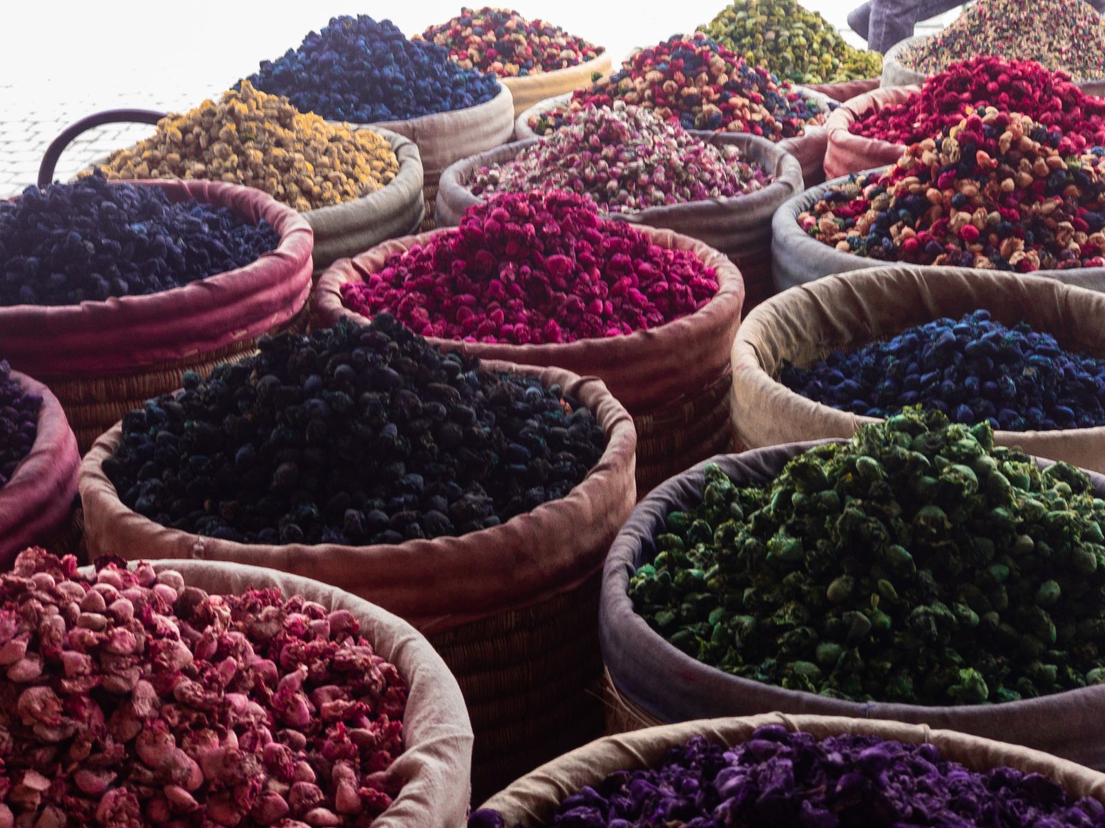Paniers de fleurs séchées multicolores sur un marché