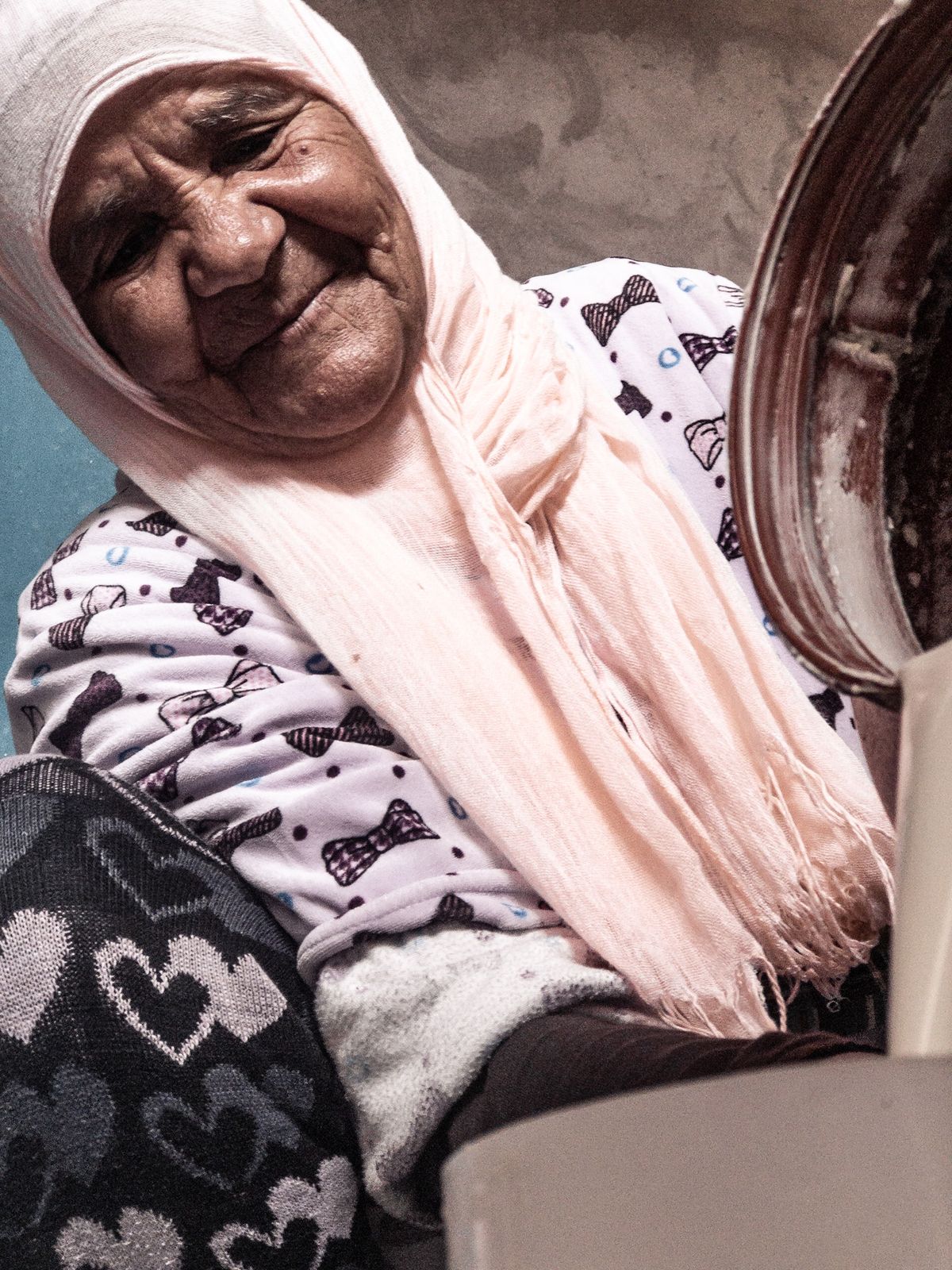 Portrait d’une femme âgée souriante au foulard rose