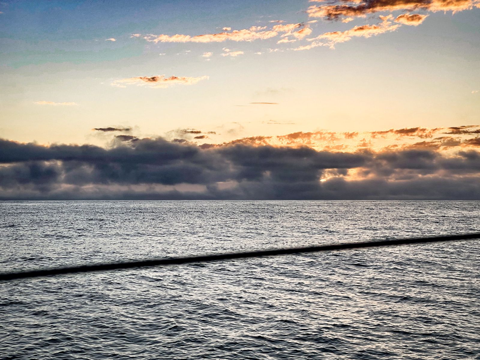 Soleil bas sur la mer, vu depuis le voilier