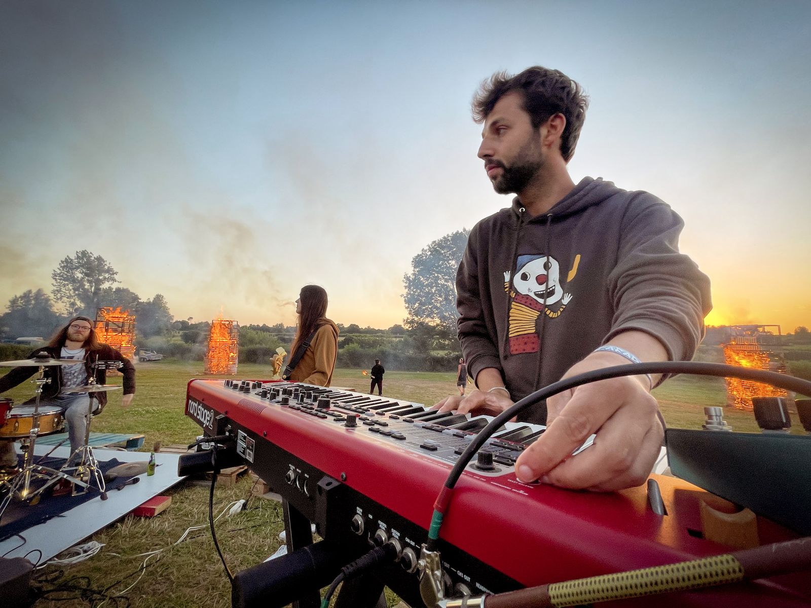 Claviériste jouant en plein air devant les flammes