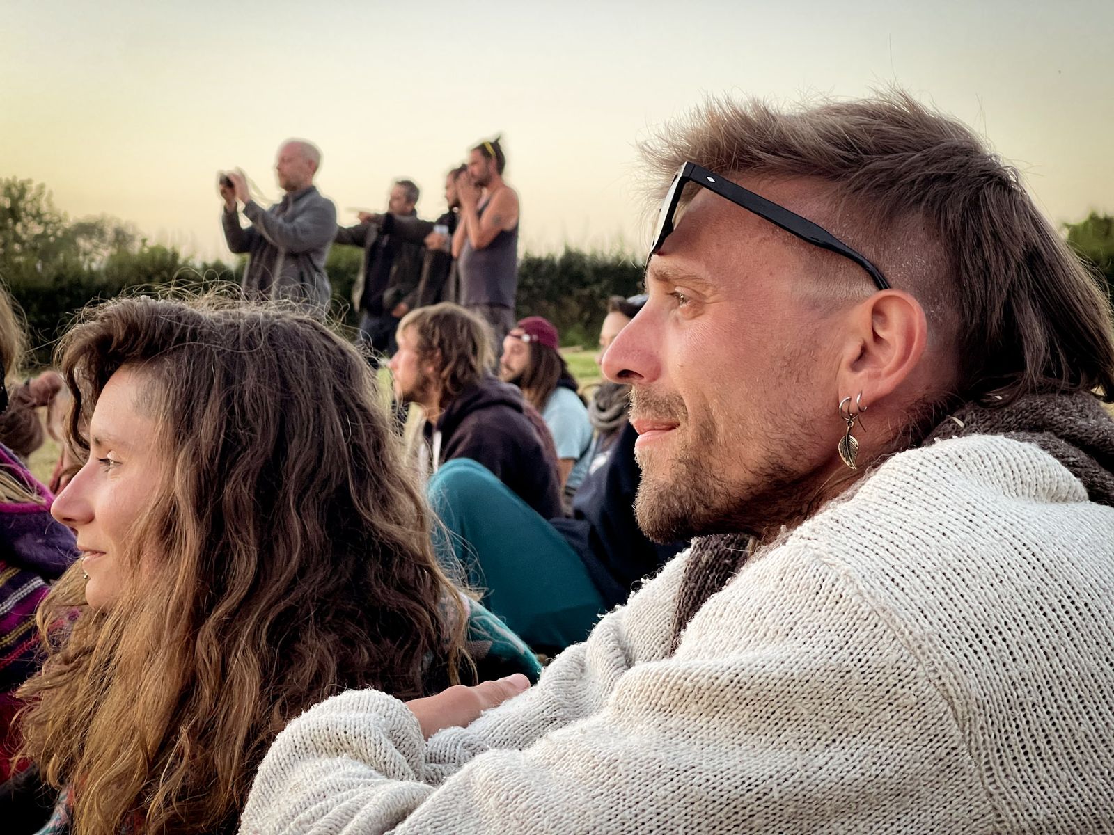 Spectateurs captivés au coucher du soleil