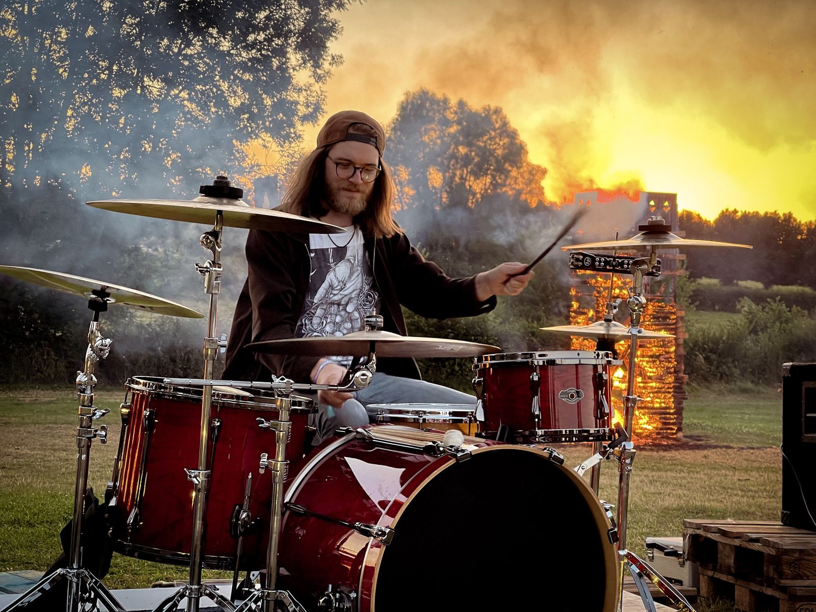 Batteur jouant en plein air devant les flammes