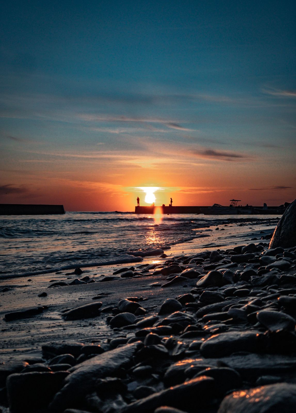 Coucher de soleil sur une plage de galets