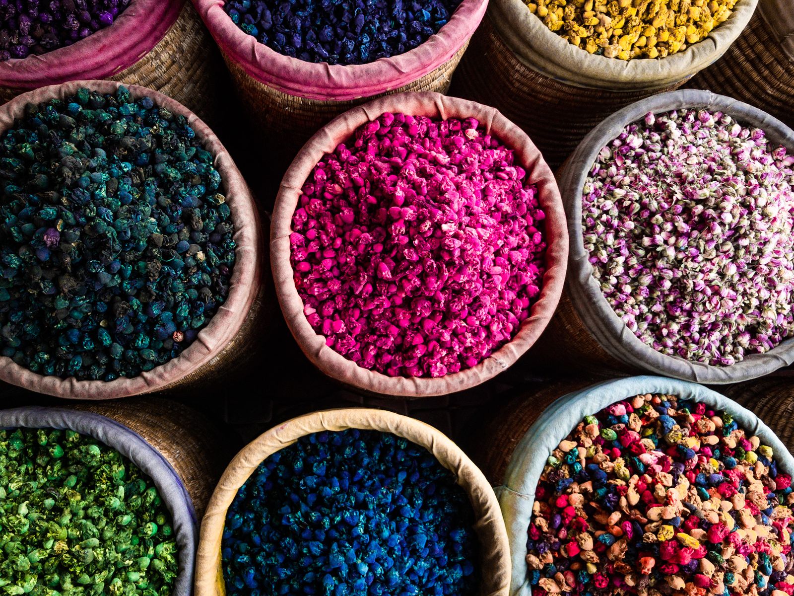 Étals de fleurs séchées colorées au souk