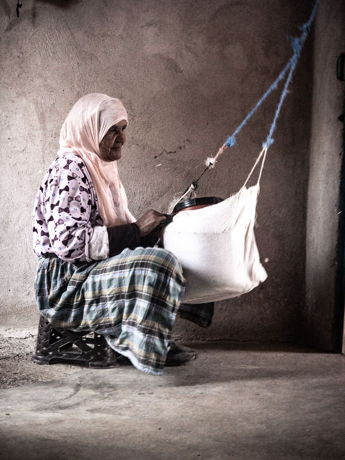 Femme berçant un enfant dans un hamac de tissu